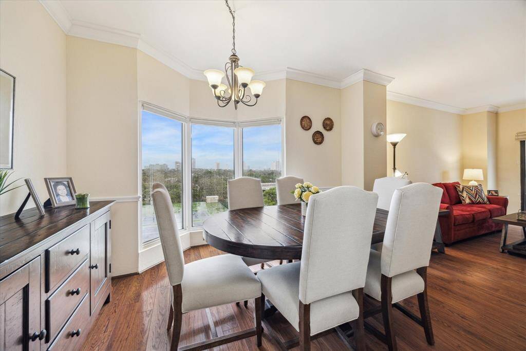 DINING ROOM:
