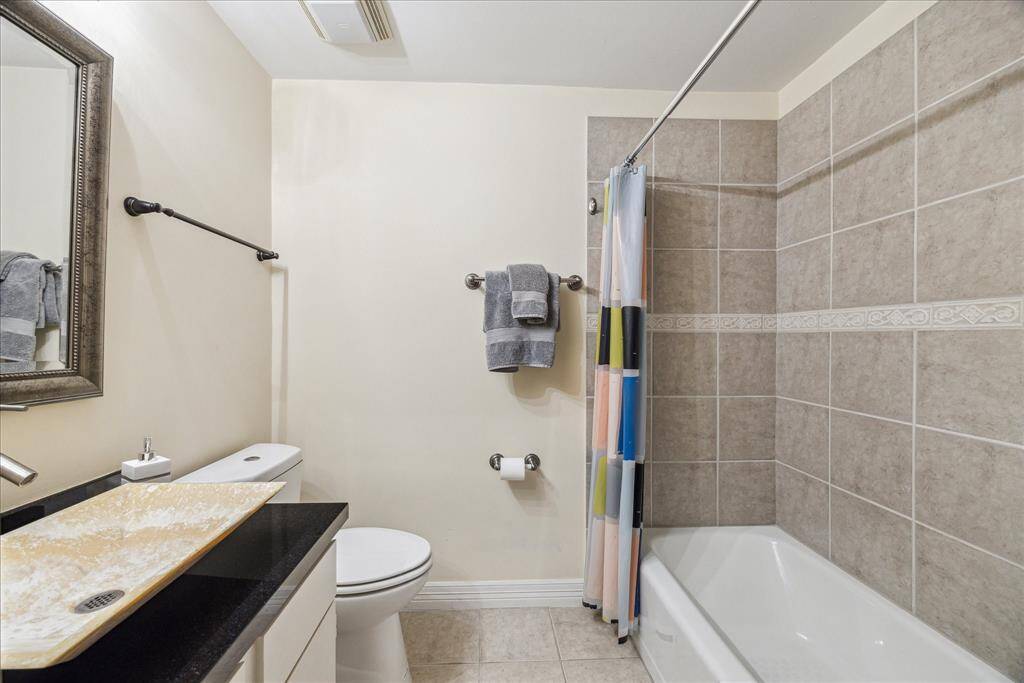 SECONDARY BATH: