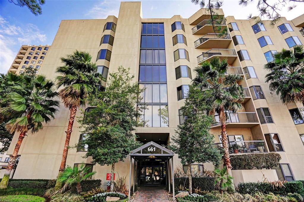 BUILDING ENTRANCE:  Controlled access + concierge.