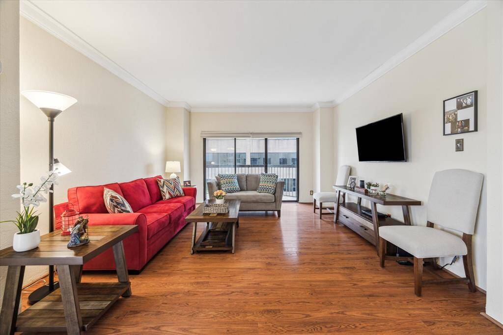 LIVING ROOM: