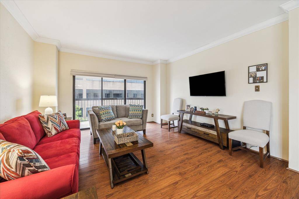 LIVING ROOM: