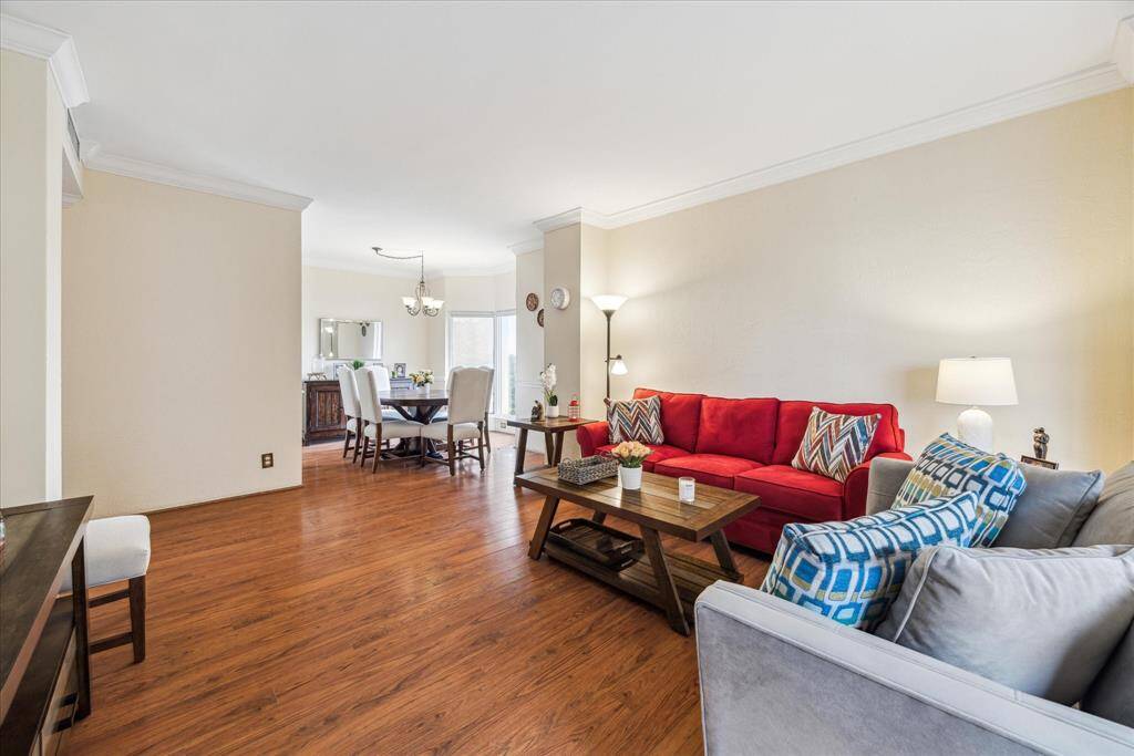 MAIN LIVING AREA: