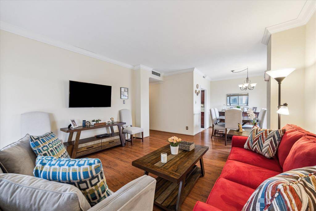 MAIN LIVING AREA: