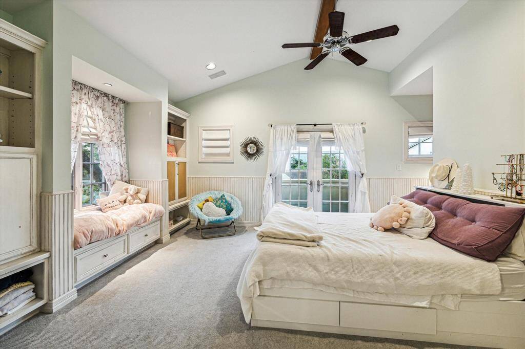 Secondary bedroom.