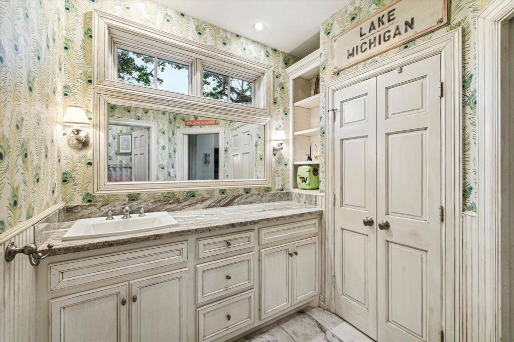 Secondary bathroom.