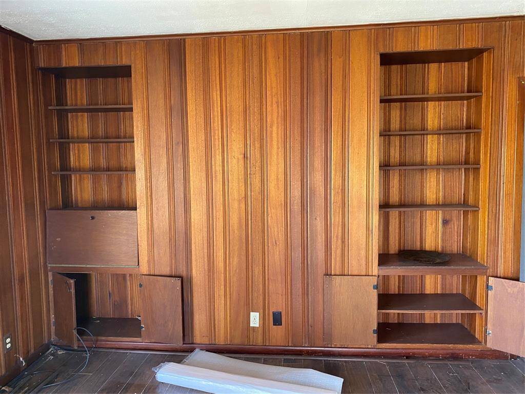Unit 1 Living, Built-ins