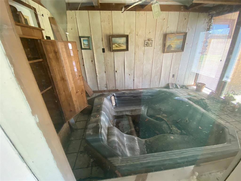 Unit 2 Jacuzzi space