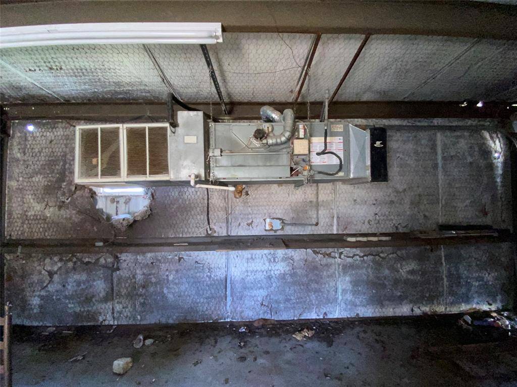 Oversized warehouse, Functional AC Unit