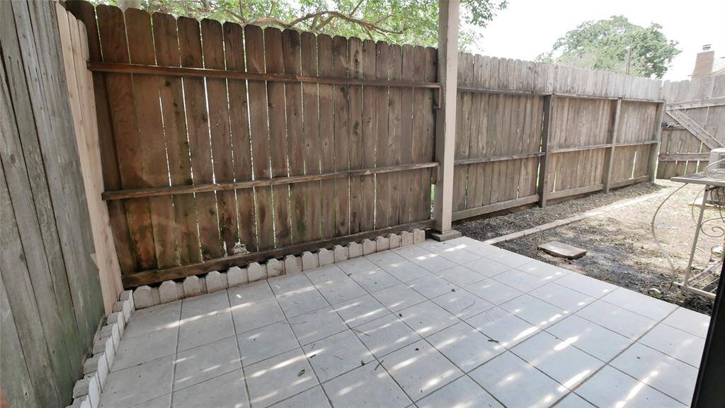 1ST FLOOR PATIO/YARD