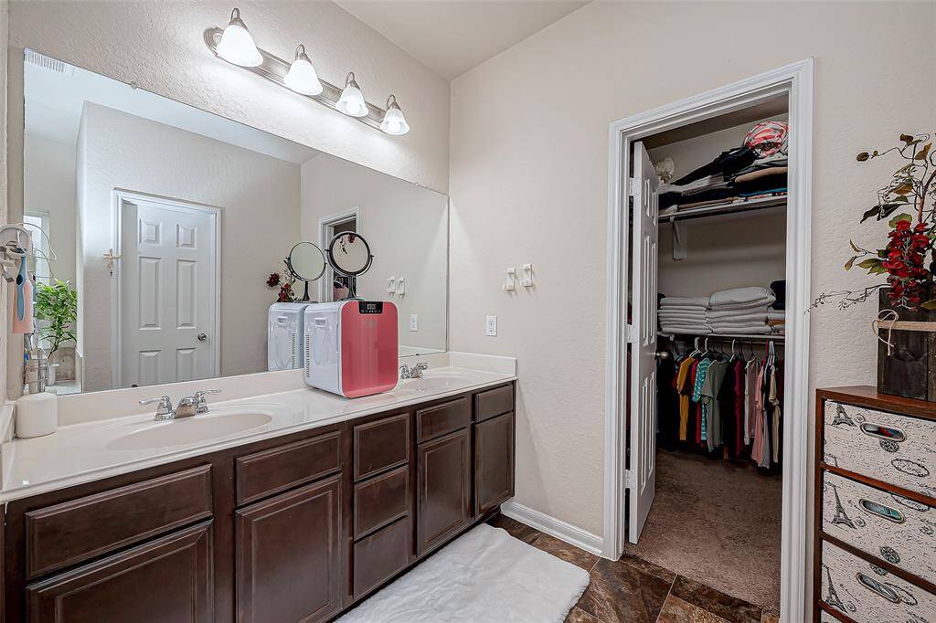 The en suite has convenient access to a full entry closet.