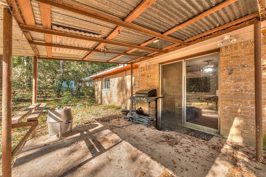 Covered back patio, perfect for grilling or entertaining!