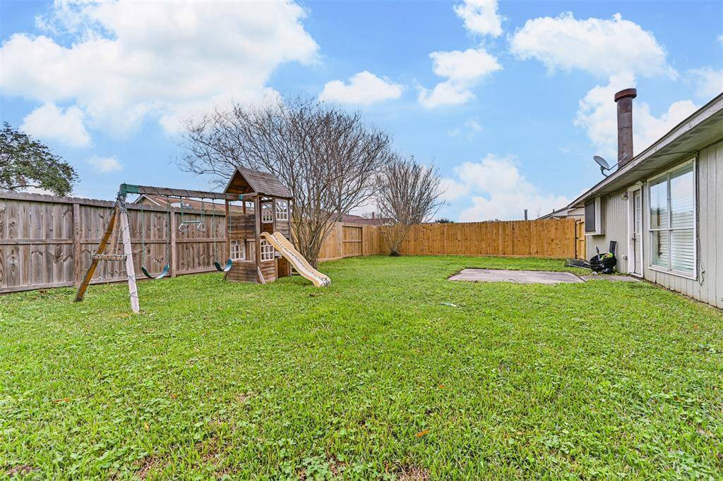 Large backyard with plenty of space for entertaining