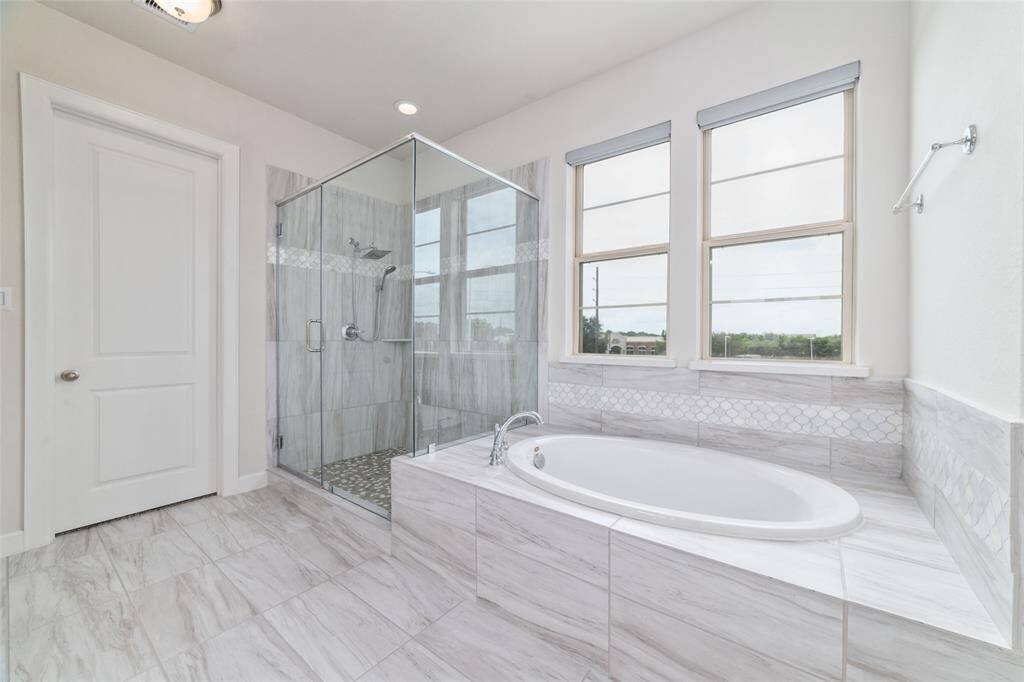 Stand up shower and tub in primary bath