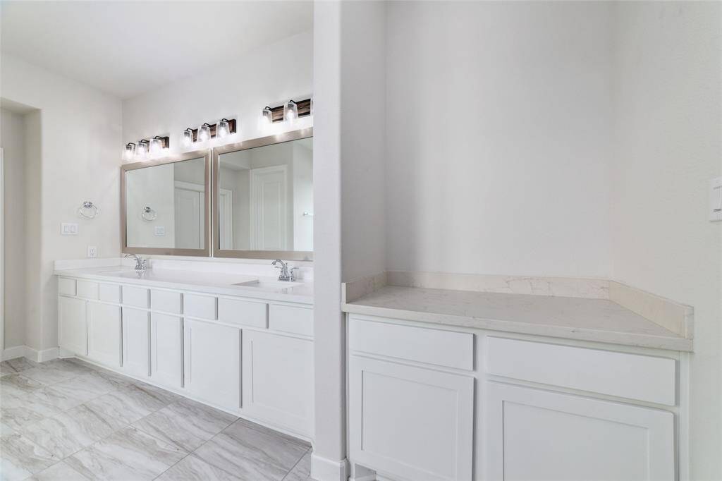 Separate sinks in Primary bath