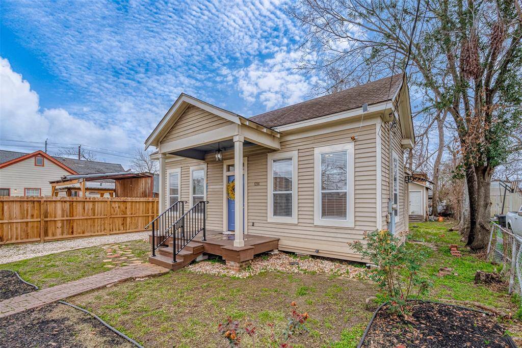 And isn't that front porch cute!