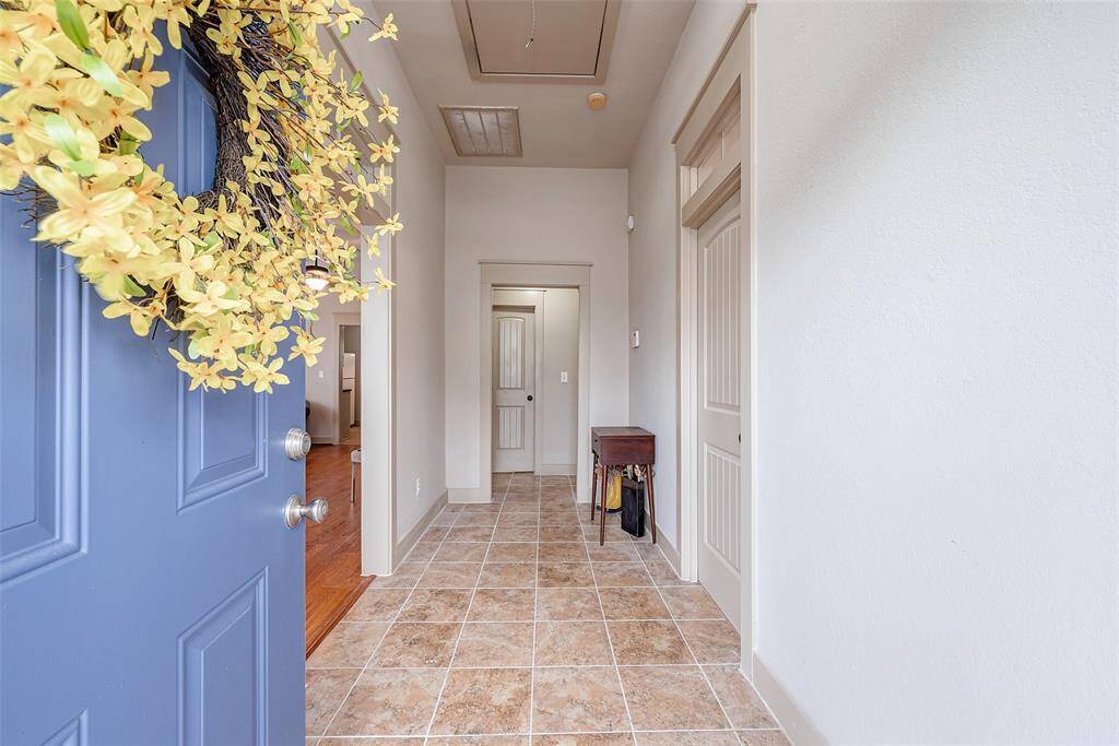 High ceilings give you such a grand entry!