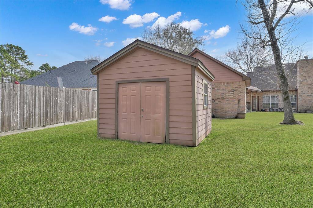 This home is located on over a half-acre wooded lot on a long cul-de-sac street. From this home, you have easy access to FM 1488, Hwy. 249, I-45 and all the new shopping and dining experiences Magnolia has to offer.