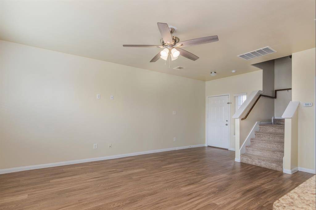 The entrance is visible, contributing to an open and inviting layout.