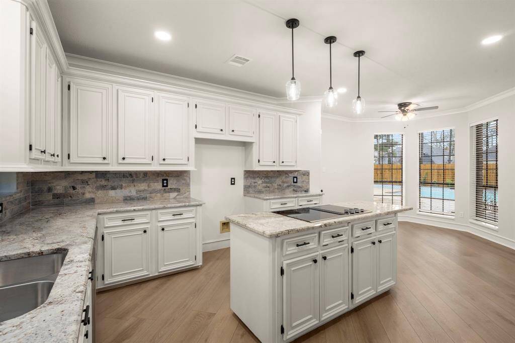 Designed for both everyday cooking and entertaining, this space seamlessly blends style and practicality.
