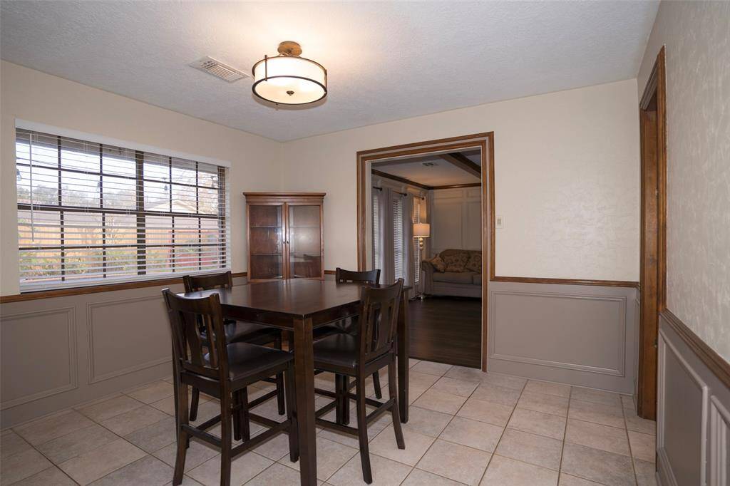 The breakfast room is a cozy, light-filled space, perfect for casual family meals and morning gatherings.