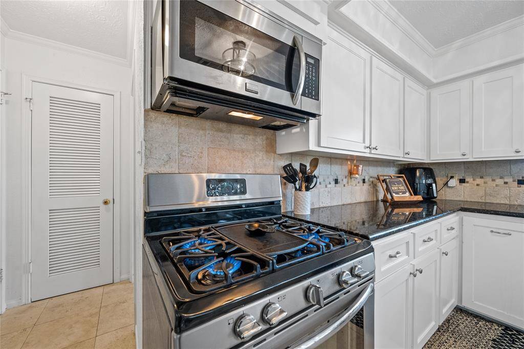Microwave & gas range!
