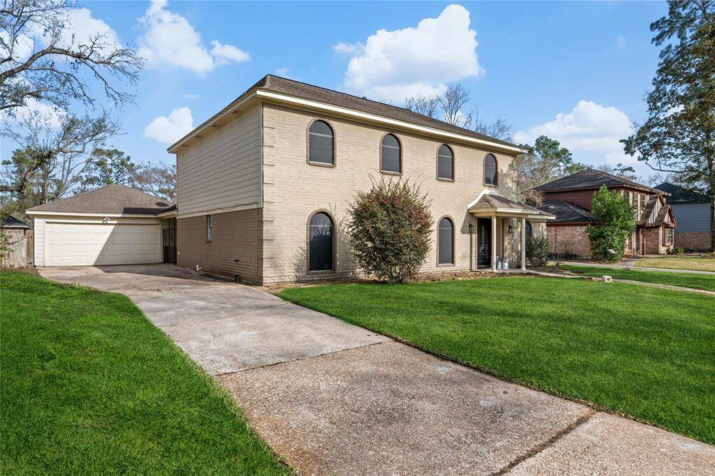 Quiet street close to shopping & restaurants!