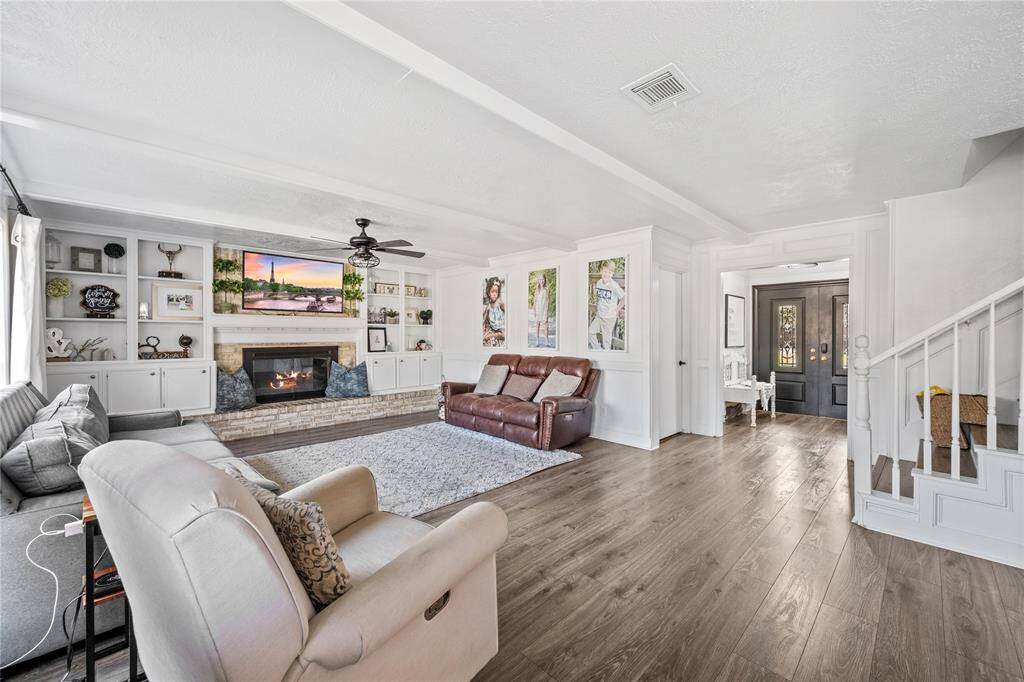 Den withfireplace!