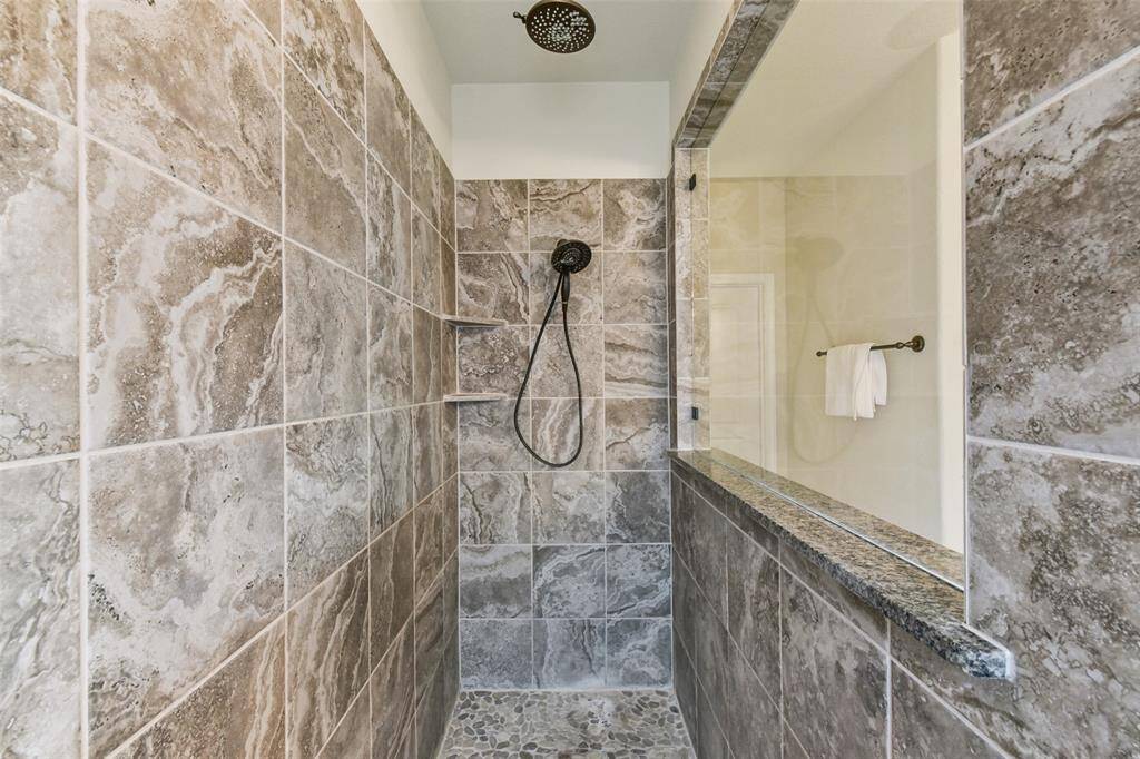 Shower with 2 shower heads