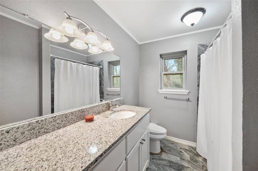 Full bathroom #2