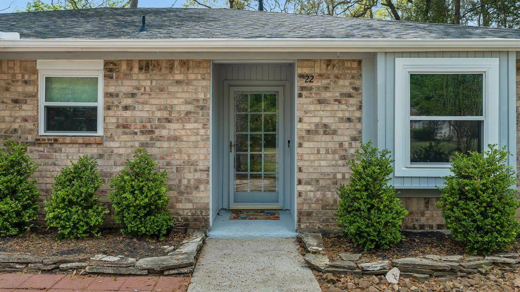 Exterior painted 3/21/2025! Front door has a glass screen door!