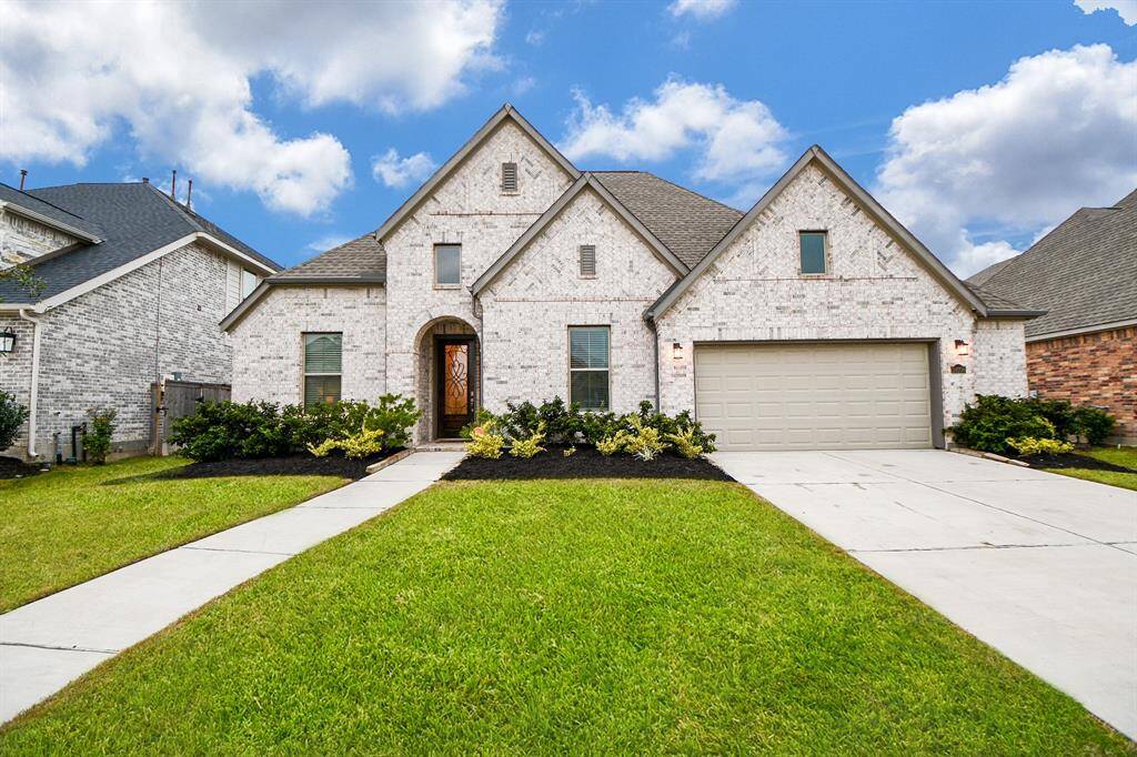 The long driveway offers ample parking space for your guests.