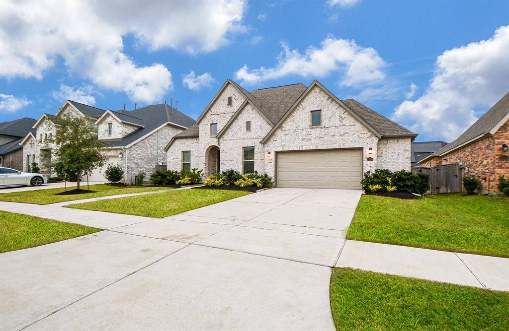 Welcome home to 24206 Norwood Groves in the masterplanned community of Veranda in Richmond, Texas.