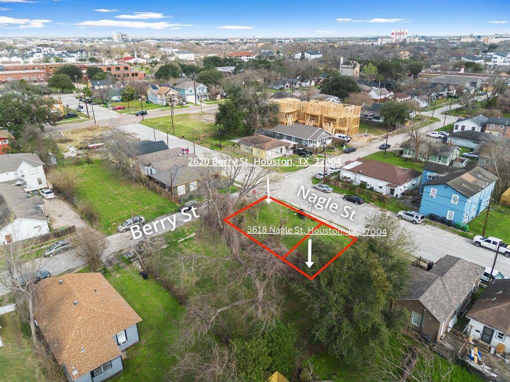 This aerial view captures the lot’s prime location within Houston’s expanding urban landscape. Surrounded by ongoing development and infrastructure, the property is positioned for strong investment potential.