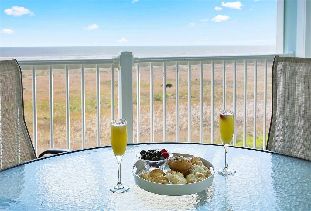 Savor morning mimosas and fresh pastries while soaking in the peaceful Gulf vistas from your spacious outdoor dining area.