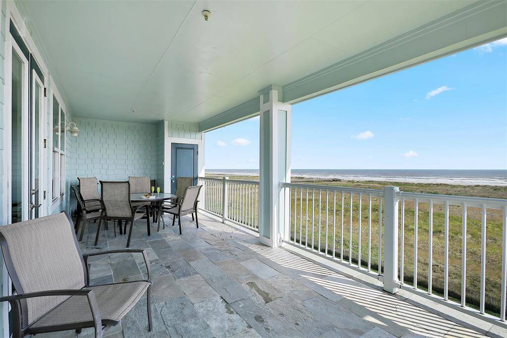 Unwind in your private top-floor retreat with breathtaking Gulf views, cool ocean breezes, and ample space for outdoor dining and relaxation.