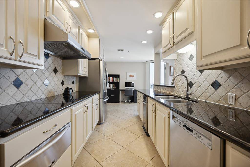 Spacious layout with plenty of counter space