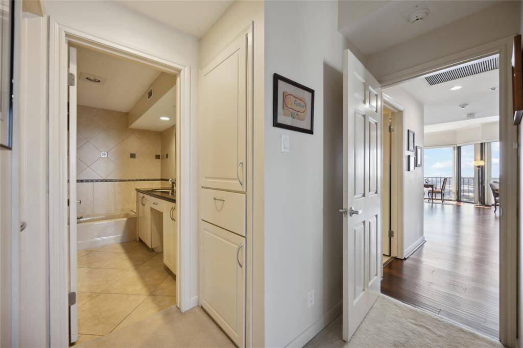 Direct access to attached bathroom and linen closet