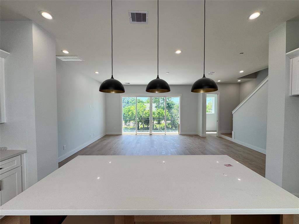 Quartz countertop with modern finishes