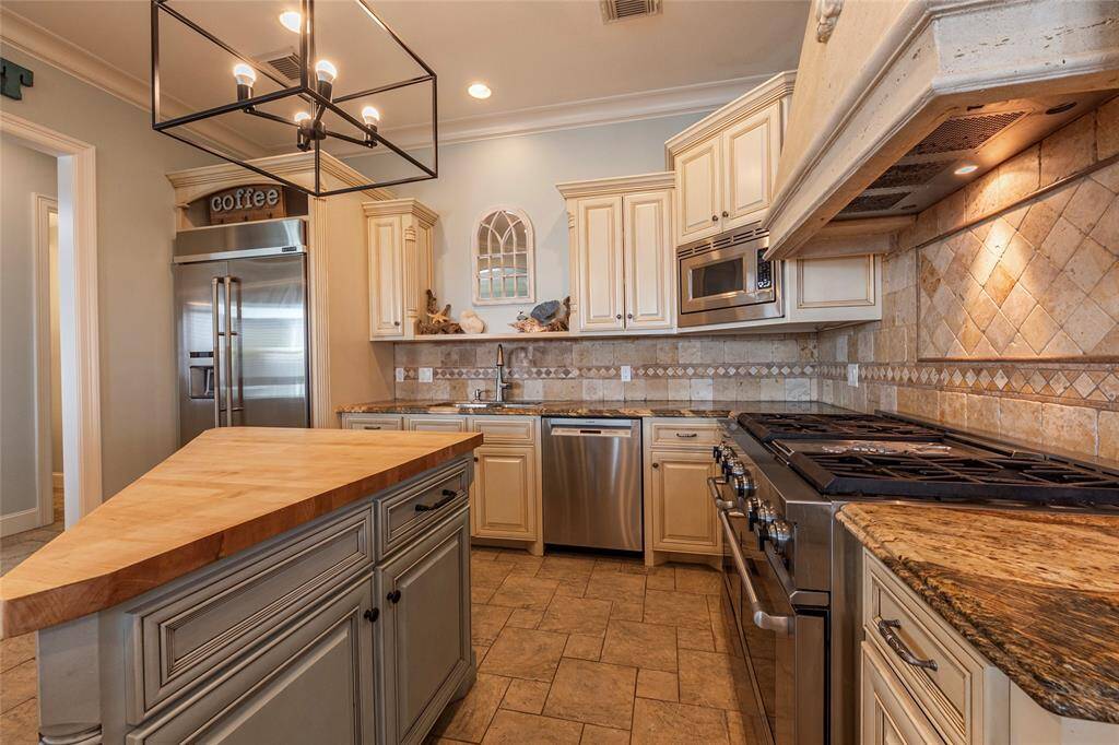 large kitchen with lots of storage