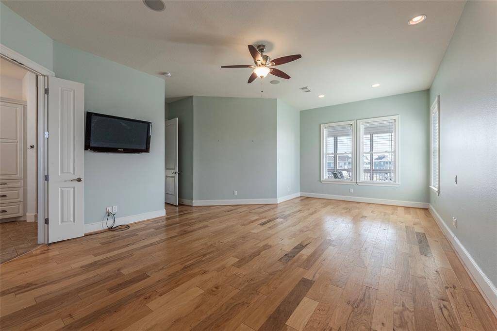 primary room with lots of space