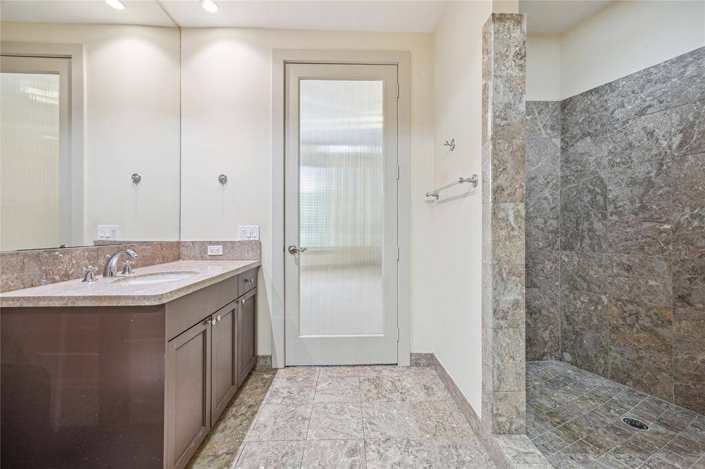 Another view of the dual Primary Baths.