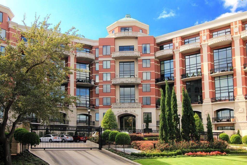 The Empire is located just across from the Williams Water Wall and in the heart of the Galleria. Walk to lots of restaurants and shopping.