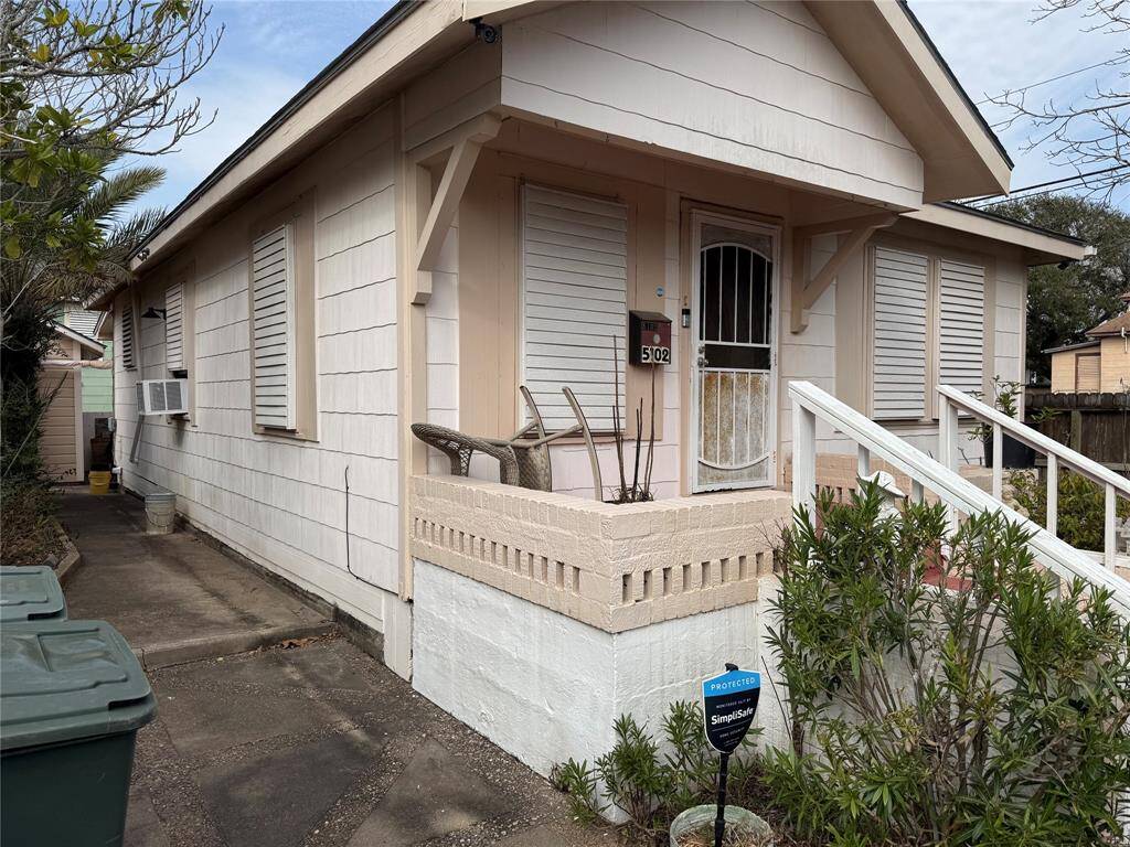 Cute little front house!