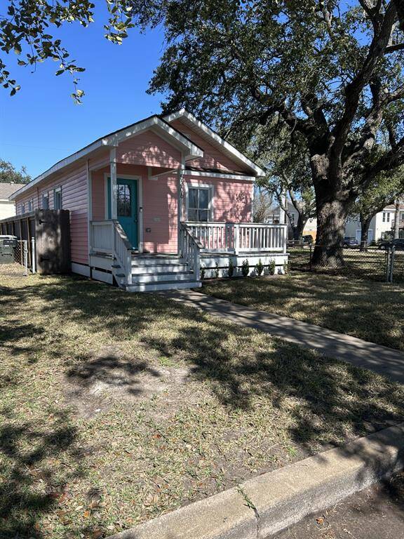 Welcome to 5306 Avenue P 1/2. Big oak trees shade this house.
