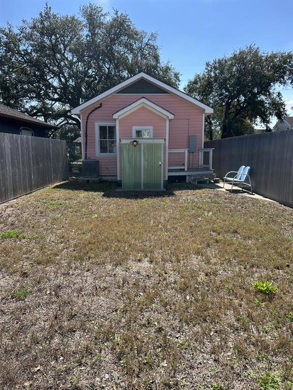 Back of the house does have a storage shed that stays with the house. Fenced backyard!