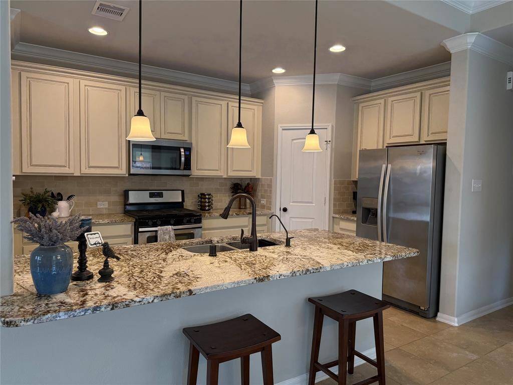 UPGRADED GRANITE KITCHEN COUNTERTOPS