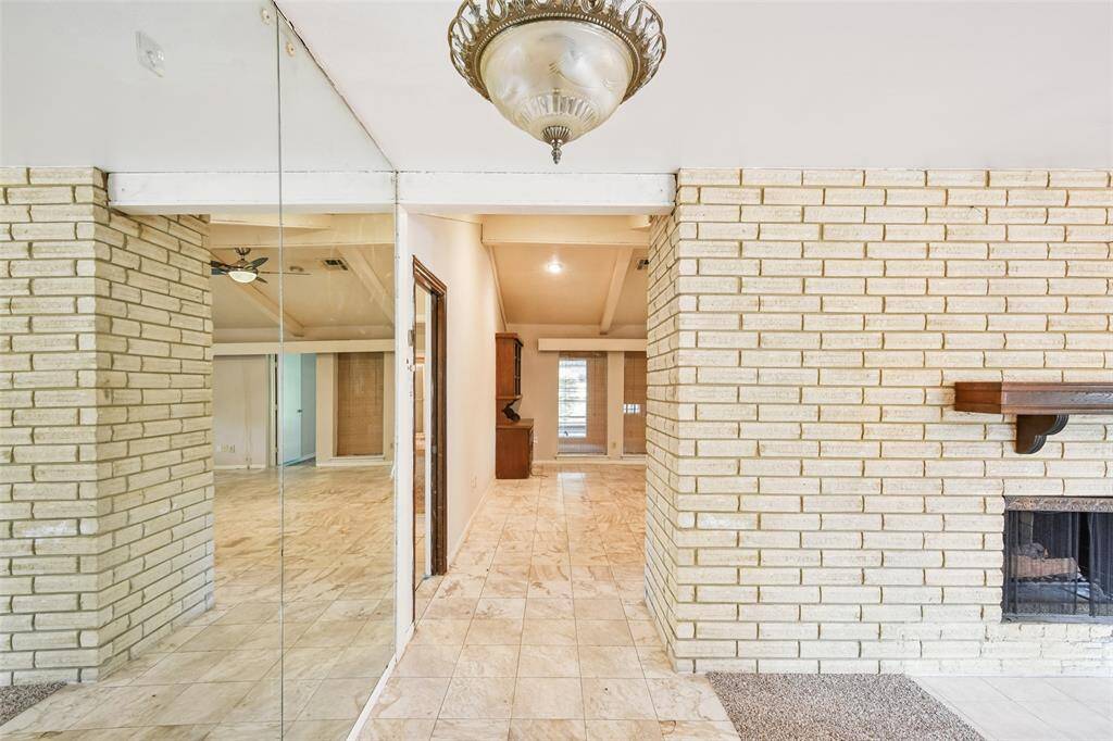 Grand entarnce leading to the living room and ktichen!!