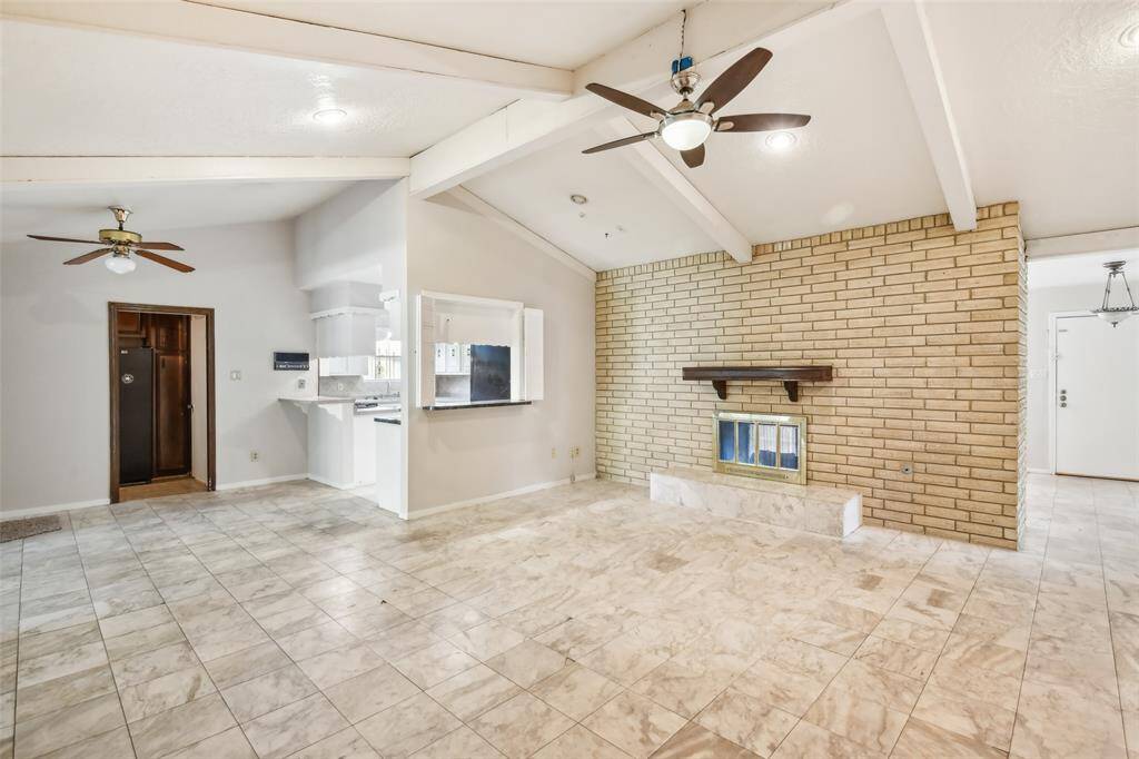 Huge living space with heigh ceilings and porceialn title througout!
