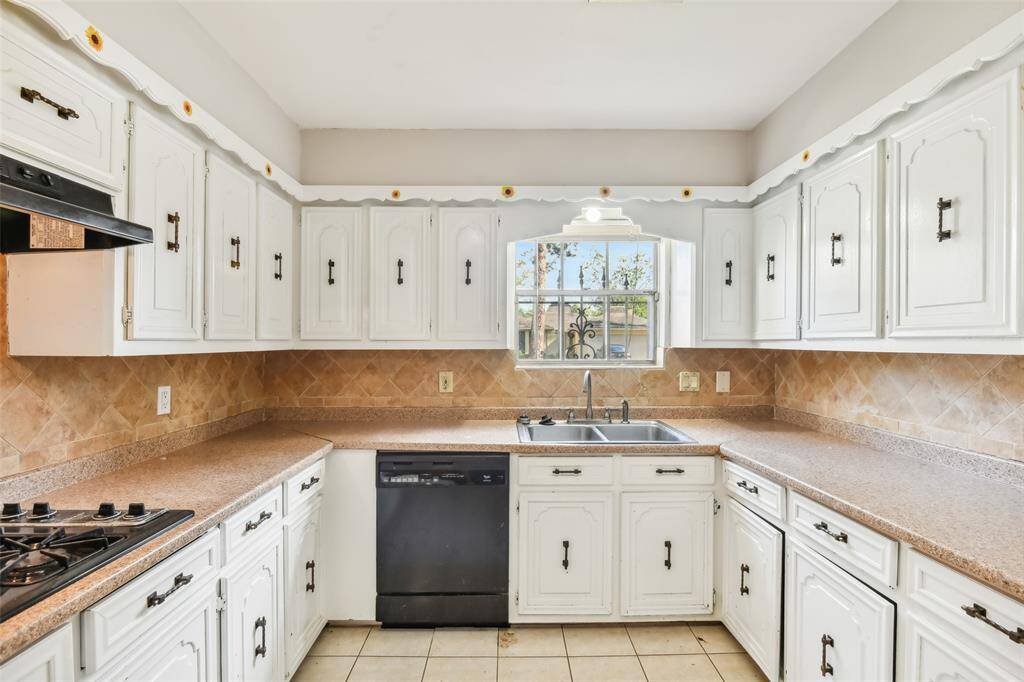Kitchen with tons of cabinet space! Applainces included.