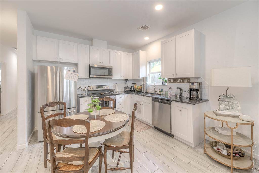 Kitchen has plenty of cabinet and counter space